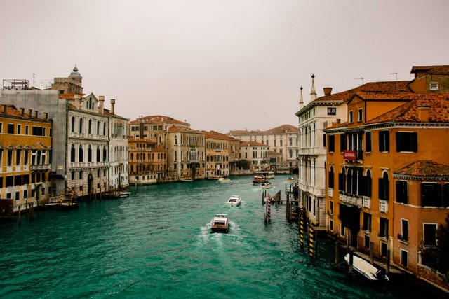 Tempat Wisata yang Wajib Dikunjungi di Italia, Unsplash: Ludovico Lovisetto