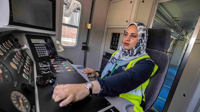 Hind Omar, seorang masinis kereta metro wanita Mesir di stasiun Adly Mansour di lingkungan timur laut ibukota Kairo, Heliopolis pada 31 Mei 2022. Foto: Khaled Desouki/AFP