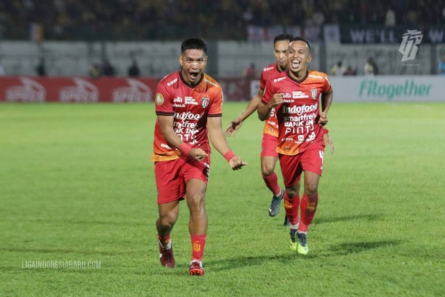 Pemain Bali United kiri-ke-kanan: Jajang Mulyana, Novri Setiawan, Irfan Jaya. Foto: Situs web resmi Liga Indonesia Baru