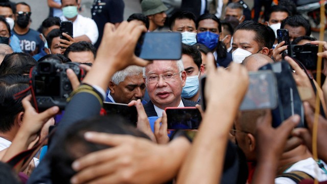 Mantan Perdana Menteri Malaysia Najib Razak keluar dari Pengadilan Federal saat jeda sidang, di Putrajaya, Malaysia, Selasa (23/8/2022). Foto: Lai Seng Sin/REUTERS