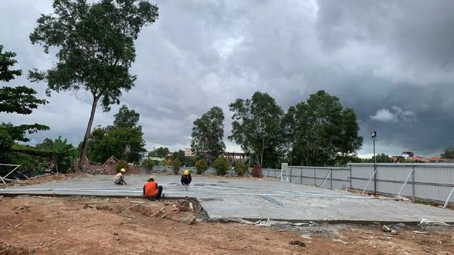 Pembangunan masjid sementara di lokasi Masjid Agung Batam yang sedang direvitalisasi. (Foto: Margaretha/batamnews)