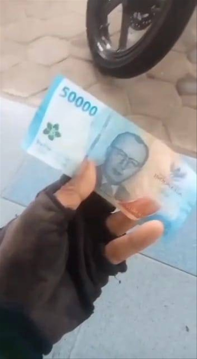 Seorang Pria Ditolak Beli Bensin Saat Gunakan Uang Baru. | Foto: Ist