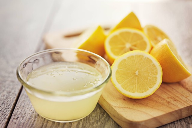 Ilustrasi air lemon. Foto: Joshua Resnick/Shutterstock