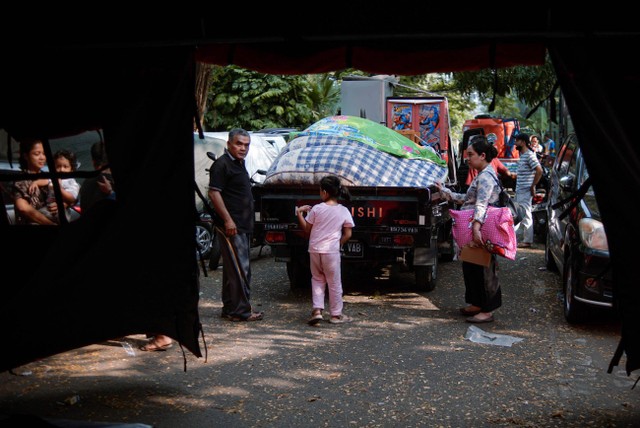 Warga korban tragedi kebakaran di kawasan Simprug, Kebayoran Lama, beraktivitas di tempat pengungsian, Selasa (23/8/2022). Foto: Jamal Ramadhan/kumparan