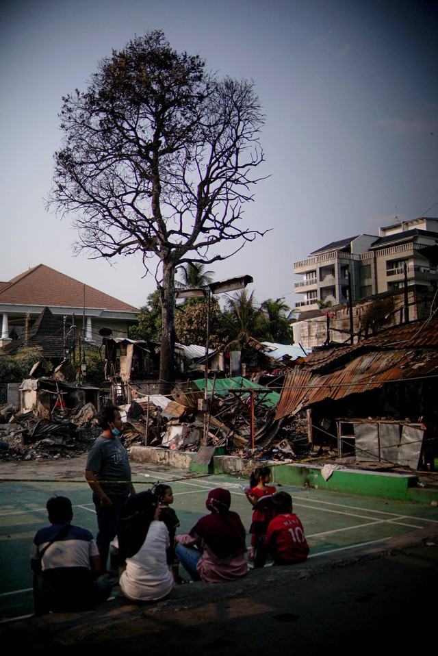 Warga korban tragedi kebakaran di kawasan Simprug, Kebayoran Lama, beraktivitas di tempat pengungsian, Selasa (23/8/2022). Foto: Jamal Ramadhan/kumparan