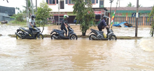 Banjir merendam beberapa titik di Kota Sorong, Selasa (23/8), foto: Yanti/BalleoNEWS