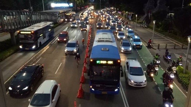 Potret kepadatan arus lalu lintas di Jl. Jenderal Sudirman, Selasa (23/8/2022) petang. Foto: Ananta Erlangga/kumparan