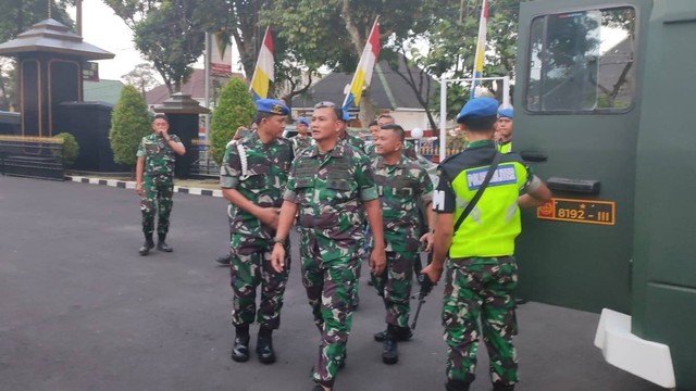 Pangdam III/Siliwangi Mayjen Kunto Arief Wibowo saat masuk ke penjara militer di Pomdam III/Siliwangi. Foto: Rachmadi Rasyad/kumparan