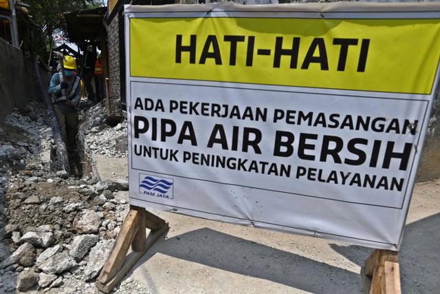 Pekerja Perumda Perusahaan Air Minum (PAM) Jaya menggali tanah untuk jaringan pipa air bersih di lingkungan RW 01, Kamal Muara, Jakarta, Selasa (23/8/2022). Foto: Aditya Pradana Putra/Antara Foto
