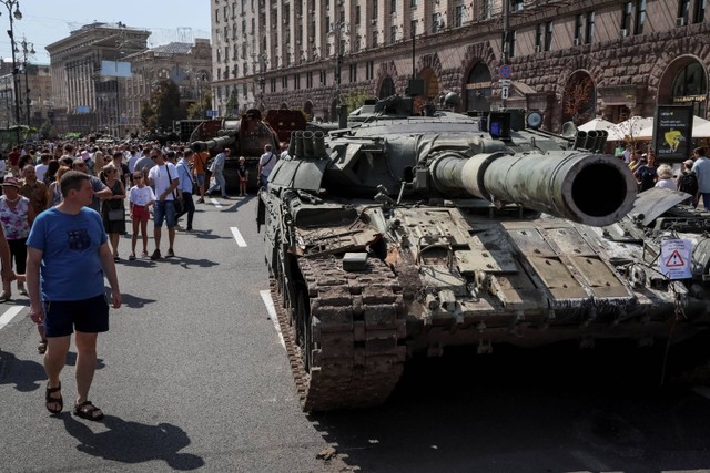 Pengunjung menghadiri pameran yang memamerkan kendaraan militer Rusia yang hancur selama perayaan Hari Kemerdekaan Ukraina di jalan utama Khreshchatyk, Kiev, Ukraina. Foto: Gleb Garanich/REUTERS