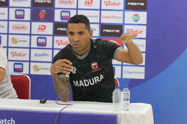 Alberto 'Beto' Goncalves mengadakan konferensi pers jelang laga Persis Solo vs Madura United di Liga 1 pada 22 Agustus 2022. Foto: Dok Madura United