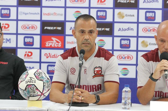 Fabio Lefundes mengadakan konferensi pers jelang laga Persis Solo vs Madura United di Liga 1 pada 22 Agustus 2022. Foto: Dok Madura United