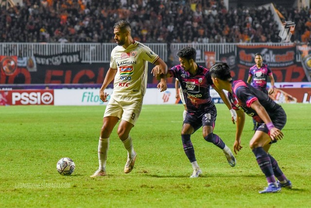 Yusuf Helal (kiri) saat laga Persija vs Rans Nusantara di Liga 1 2022/23. Foto: Situs web resmi Liga Indonesia Baru