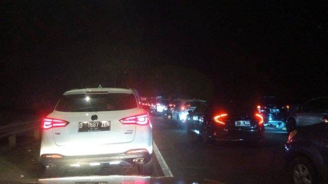 Kemacetan di Jalan Tol Cipularang KM 96. Foto: Dok. Japra