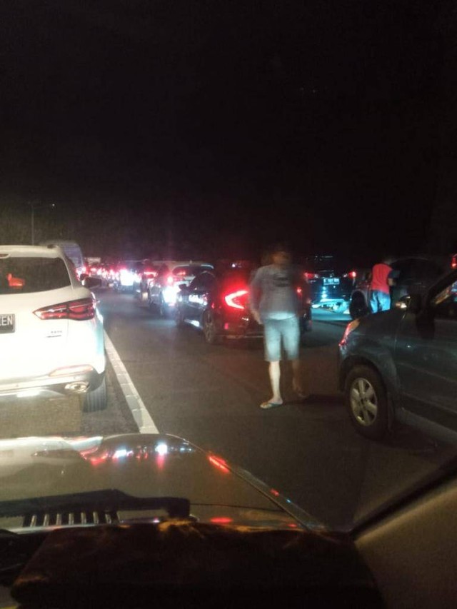 Kemacetan di Jalan Tol Cipularang KM 96. Foto: Dok. Japra
