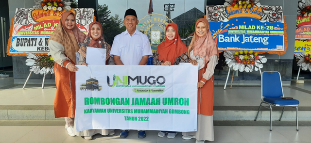 Foto Bersama Ketua BPH dr. Fatah Widodo, Sp.M, M.Kes dan Rektor Unimugo Dr. Herniyatun, M.Kep., Sp, Mat dengan Calon Jamaah Umroh Karyawan Unimugo. Sumber : Dok. Humas Unimugo