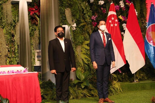 Mendes PDTT Abdul Halim Iskandar saat mewakili Indonesia dalam perayaan HUT ke-57 Hari Nasional Republik Singapura yang berlangsung di Hotel Shangri-La, Jakarta, pada Selasa (23/8/2022) malam. Foto: Sigit Purwanto/Humas Kemendes