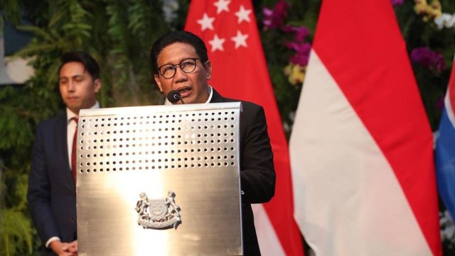 Mendes PDTT Abdul Halim Iskandar saat mewakili Indonesia dalam perayaan HUT ke-57 Hari Nasional Republik Singapura yang berlangsung di Hotel Shangri-La, Jakarta, pada Selasa (23/8/2022) malam. Foto: Sigit Purwanto/Humas Kemendes