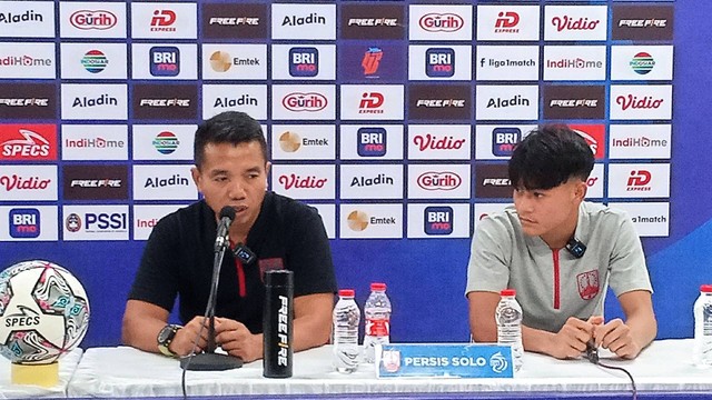 Caretaker Persis Solo, Rasiman, memberikan keterangan pers usai pertandingan Persis versus Madura United di Stadion Manahan Solo, Selasa (23/08/2022) malam. FOTO: Agung Santoso 