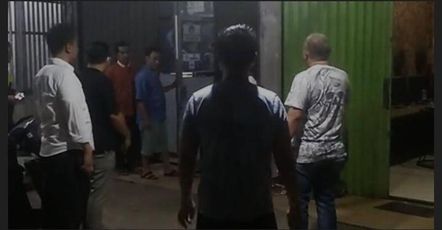 Petugas kepolisian saat melakukan penggerebekan judi online di Palembang. (ist)