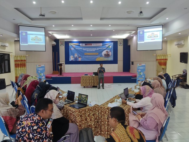 Penjelasan materi pada kegiatan Pelatihan Pelaporan Keuangan Sekolah Muhammadiyah Berbasis Excel. Kredit foto: Nindy Priska Vidiarty/Kumparan