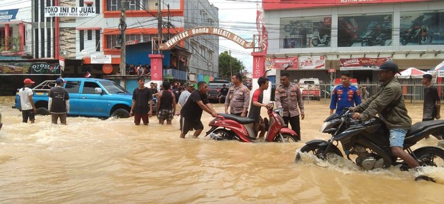 Tampak Kapolres Sorong Kota bersama anggota turun langsung warga yang terdampak banjir, foto: Yanti/BalleoNEWS