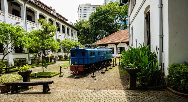 Lawang Sewu identik dengan kereta api. Foto: Teguh Jati Prasetyo/Shutterstock