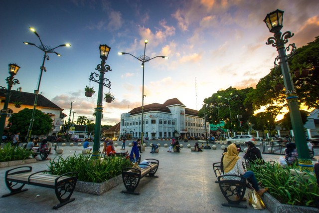 Wisatawan yang sedang menikmati indahnya Malioboro. Foto: Naufal Image/Shutterstock