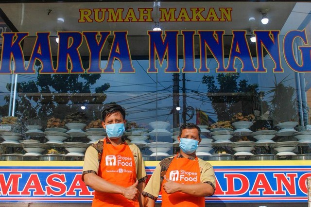 Amin (kanan) bersama dengan salah satu karyawan RM Karya Minang. Foto: Dok. Istimewa