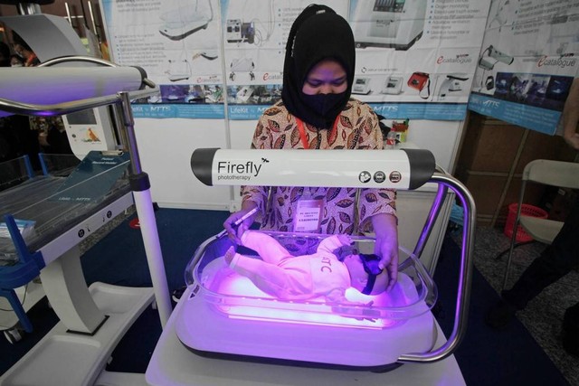 Setiap tahun impor alat kesehatan mencapai Rp 4,94 Triliun. Pekerja menyiapkan produk inovasi alat kesehatan untuk perawatan bayi dengan sinar biru (blue light) saat pembukaan Surabaya Hospital Expo XVI di Surabaya, Jawa Timur, Rabu (8/6/2022). Foto: Moch Asim/ANTARA FOTO