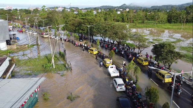 Foto udara kendaraan warga antre melewati banjir di Jalan Basuki Rahmat Kota Sorong, Papua Barat, Rabu (24/8/2022). Foto: Olha Mulalinda/ANTARA FOTO