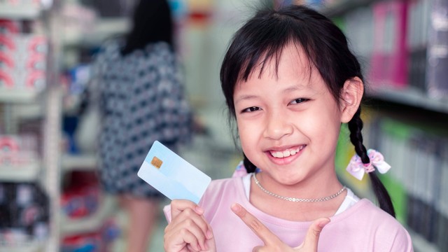 Usia Berapa Anak Boleh Diberi Kartu Debit?. Foto: arrowsmith2/Shutterstock