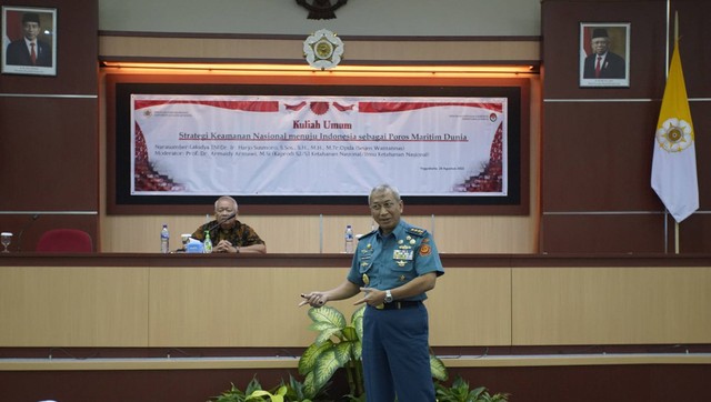 Sekretaris Jenderal Dewan Ketahanan Nasional (Sesjen Wantannas) RI, Laksdya TNI Harjo Susmoro saat memberikan kuliah umum di Universitas Gadjah Mada (UGM), Rabu (24/8). Foto: Istimewa