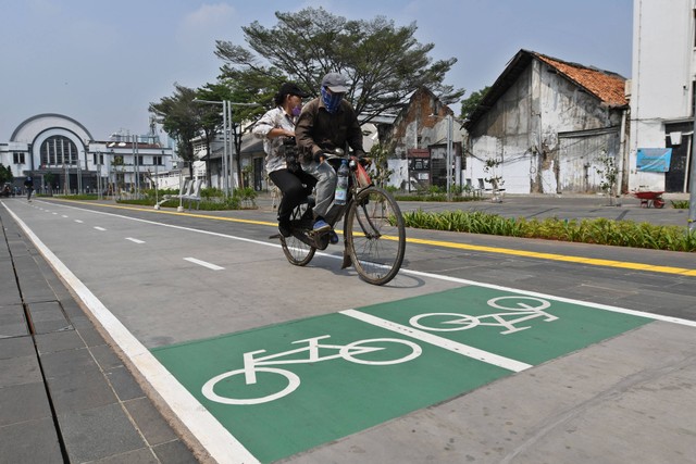 Pesepeda melintasi jalur sepeda yang selesai dibangun di Jalan Lada, kawasan Kota Tua, Jakarta, Rabu (24/8/2022). Foto: Aditya Pradana Putra/Antara Foto