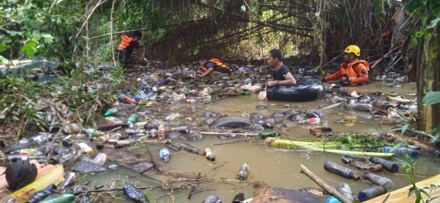 Tim Basarnas dan BPBD Kabupaten Sorong tengah mengevakuasi mayat anak balita berusia 3 tahun.