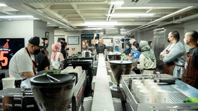 Belajar menjadi barista kopi di Kenangan Academy Jakarta. Foto: Kopi Kenangan