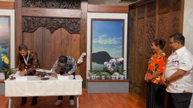 Penandatanganan nota kesepahaman antara Pemprov Sulawesi Barat melalui PT Sulawesi Barat Malaqbi dengan Susi Air untuk penerbangan Mamuju-Balikpapan. Foto: Dok. Pemprov Sulbar