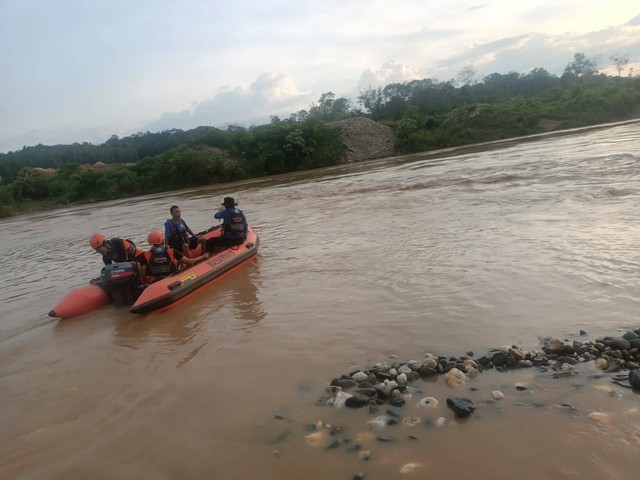 Tim SAR mencari Husni korban tenggelam. (Foto: Dok Basrnas Jambi)