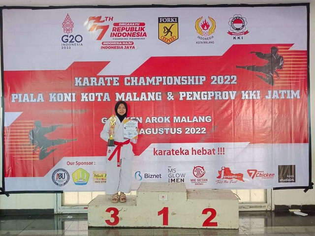 Felisha Nandita Dwi Cahyani, siswa kelas XI TBG 3 SMKN 1 Turen meraih juara tiga dalam kelas Kumite Junior-59 Kg Putri di Ajang Kejuaraan Karate Championship 2022. Foto: dok SMKN 1 Turen