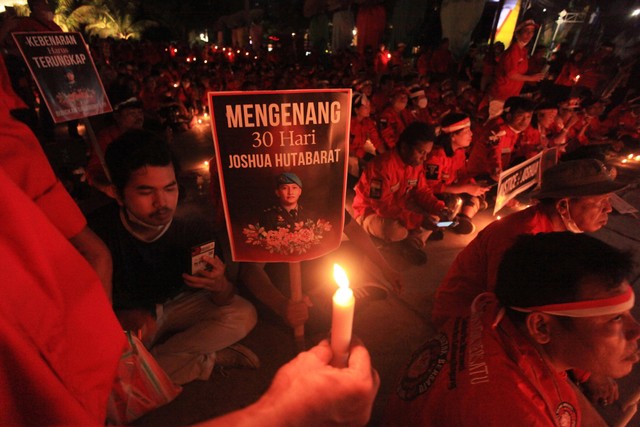 Sejumlah orang dari berbagai elemen masyarakat sipil menggelar aksi solidaritas menyalakan lilin untuk mengenang Brigadir Novriansyah Joshua Hutabarat alias Brigadir J di kawasan Taman Ismail Marzuki (TIM), Jakarta, Senin (08/08). 