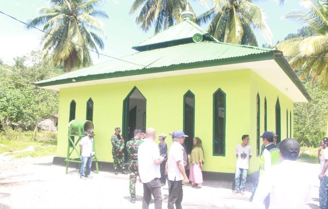 Masjid di Lingkungan Kassa, Kelurahan Sinyonyoi, Kabupaten Mamuju, usai direnovasi melalui program TMMD. Foto: Saharuddin Nasrun/SulbarKini
