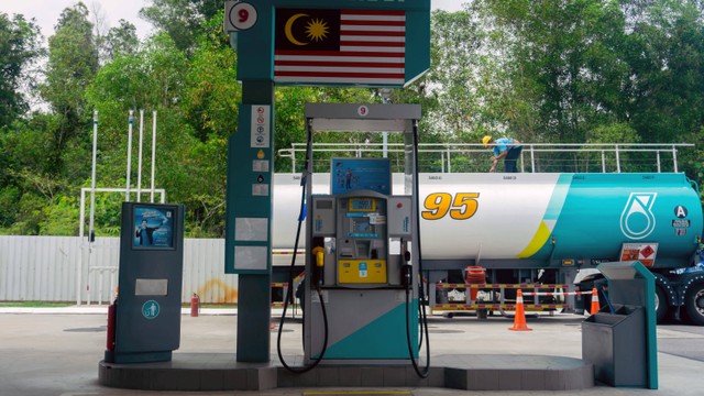 Petugas mengisi bahan bakar minyak di SPBU Petronas, Sungai Buloh, Malaysia.  Foto: Aiman Khair/Shutterstock