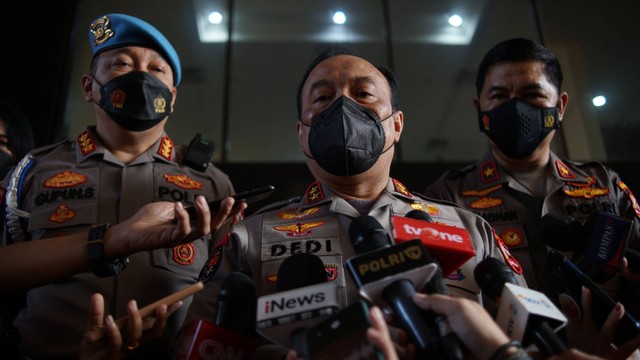 Kadivhumas Irjen Pol Dedi Prasetyo memberikan keterangan kepada wartawan mengenai sidang etik Ferdy Sambo di Gedung TNCC Polri, Kamis (25/8/2022). Foto: Jamal Ramadhan/kumparan