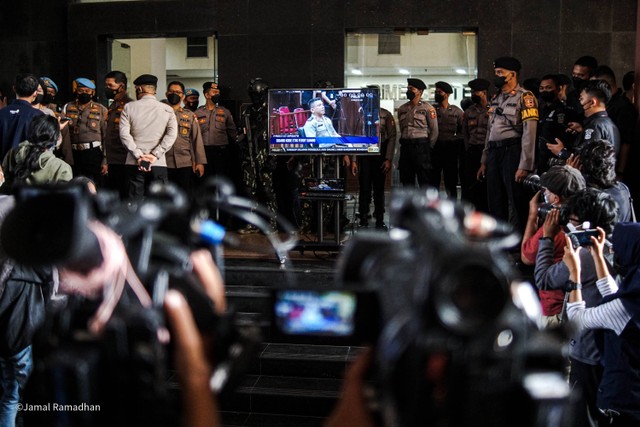 Sejumlah awak media merekam pembukaan sidang kode etik Ferdy Sambo melalui layar di depan TNCC Polri, Kamis (25/8/2022). Foto: Jamal Ramadhan/kumparan