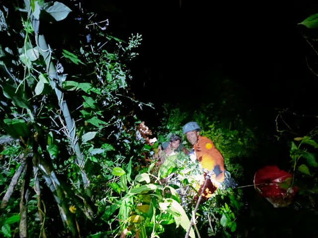 Personel Basarnas Bali turun ke jurang menyelamatkan Muslimin yang terjatuh ke jurang sedalam 30 meter. Foto: Dok.Basarnas Bali 