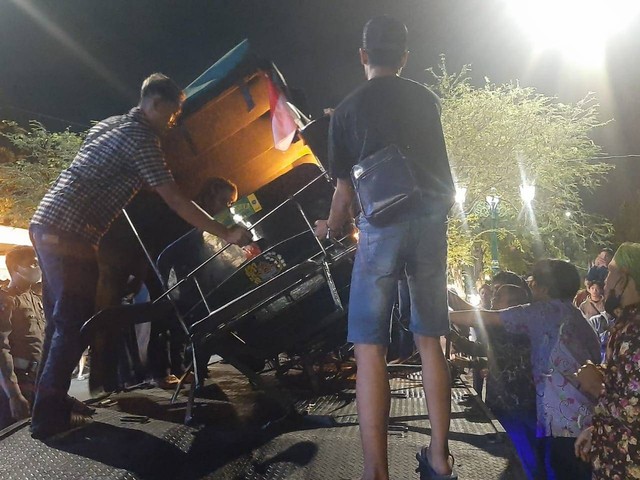 Kondisi andong di Malioboro yang rusak ditabrak mobil city car berwarna merah. Foto: Dok. Istimewa
