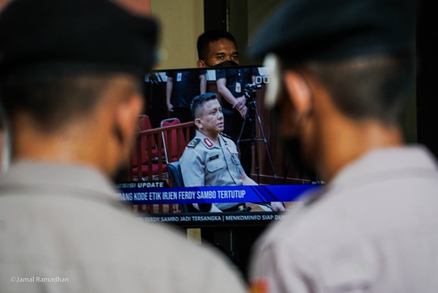 Sidang kode etik Irjen Ferdy Sambo yang digelar secara tertutup ditampilkan di layar. Foto: Jamal Ramadhan/kumparan