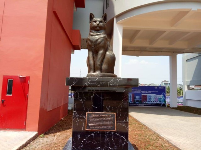 Monumen kucing penjaga bernama Libi yang dikenang akan perjuangannya mencari tempat tinggal di Kampung Susun Produktif Tumbuh Cakung. Foto: Ananta Erlangga/kumparan