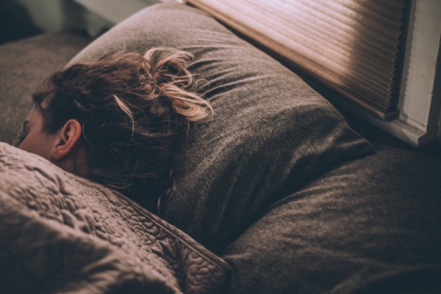 Ilustrasi seorang wanita yang bermimpi melihat kelabang dalam tidurnya. Foto: Unsplash