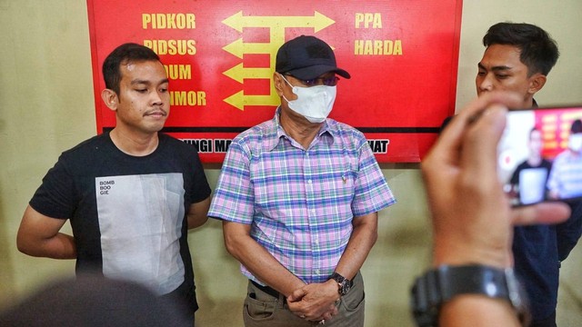 Syukri Zen, anggota DPRD Palembang (tengah bertopi) diamankan di Polrestabes Palembang. (Ary Priyanto/Urban Id)